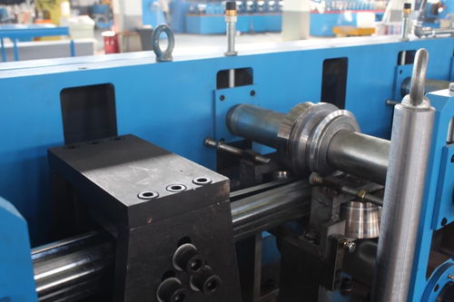 久進(jìn)五金機(jī)械廠 以服務(wù)至上的理念，深耕成型機(jī)與車庫(kù)門設(shè)備制造